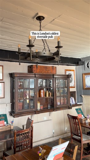 This is one of London’s oldest riverside pubs and without doubt one of its most atmospheric corners 🍻 Believed to date back to around 1520, The Prospect of Whitby once stood at the heart of a bustling maritime world, surrounded by ships, smugglers and sailors when Wapping was one of the busiest ports on the Thames. It became a popular meeting place for dockworkers and merchants, and legend has it that even infamous pirates once crossed its threshold ⚓️👀 Its most striking detail is the noose ha