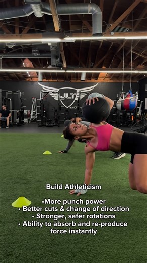 SALU • GBLA, CPT | CSAC on Instagram: "Straight-line strength is good. Rotational sling strength is elite. #boxing #boxingworkout #boxingtips #boxingdrills #boxeo"