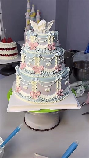 Vintage Cake Decorating Tips for Stunning Designs