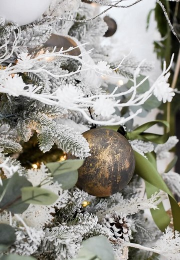 Give your ornaments a luxe makeover with rub and buff for that perfect vintage shine. 🎄✨ Quick, easy, and oh-so-glam—your tree’s about to sparkle! #DIYChristmas #RubAndBuff #HolidayCrafts #FestiveDecor #BudgetFriendlyDecor | Start at Home