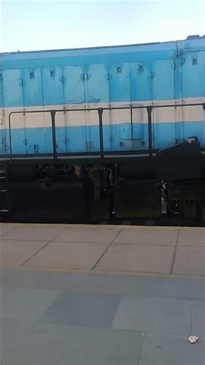 "Engine Coupling Process | ट्रेन प्लेटफॉर्म पर आती हुई शानदार मूवमेंट" #trainspeed #locomotive