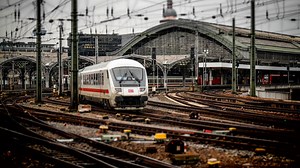 Ce pret are o calatorie pe ruta Bucuresti Nord - Brasov cu trenul de ultima generatie al CFR. Cat dureaza pana ajungi la destinatie