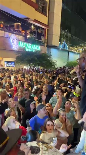 El Boulevard del río vibró en el marco de la feria de Cali número 68 a rito de Salsa Choke La Gente Pesada puso a vibrar al público de jacaranda en la calle del sabor #trakequetra #lagentepesada #feriadecali2025 #feriadecali #show