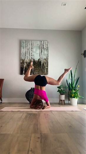 How to yoga headstand sirsasana to straddle middle splits #shorts