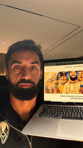 Bart Weska on Instagram: "Weska Academy w końcu odpalona — na pierwszy ogień kurs o AI. Ponad 11 godzin konkretu: fundamenty AI, LLM-y (ChatGPT, Claude, Gemini, Groq, DeepSeek), pro promptowanie, tworzenie asystentów i agentów AI, bezpieczeństwo, lokalne modele, AI video (generatory, avatary, filmy pod social media), grafika AI (Midjourney, lokalne generatory, replicate, biblioteka promptów) oraz automatyzacje: no7n, chatboty na stronę, MCP, RAG, gotowe workflowy. Jak przegapisz tę rewolucję, to