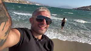 58K views · 2.8K reactions | 40-60+ km/h szél alap mykonoson. legalább három dalom szövege szükségszerűen teljesül ezen a szigeten: - “mindig széllel szemben állj.” - “én ott vagyok, ahol a szél beszél” - “hallod itt mindig fúj a szél…” (a videó sajtózását nem szeretnénk és nem járulunk hozzá!) @benjamina__ ♥️ | ByeAlex | Facebook