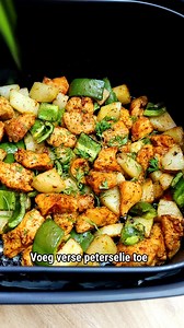 Gebakken kip, aardappeltjes en paprika uit de Airfryer #airfryer #gezondeten #airfryeroven #gezondevoeding #airfryerrecept #airfryerrecipes #airfryerrecepten | Airfryer recepten