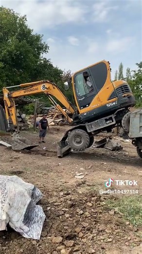 Unloading the excavator from the truck — daily operator routine 😎🚜