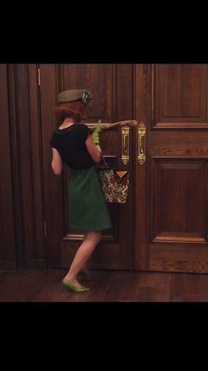 Girl eats stranger’s food,turns into a chicken.#movie #movieclips #thewitches #film #fyp