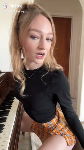 cant relate but I love this audio for some reason it’s so sassy #sassy #girly #blonde #funny #lipsync #ponytail #miniskirt