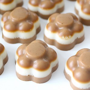 540K views · 10K reactions | The perfect Monday pick-me-up, Americanos & Lattes! Coffee + candy = <3 Coffee Gummies RECIPE LINK: https://youtu.be/8M0qn87D7DM MORE RECIPES: https://goo.gl/mn7Z4Z | pankobunny | Facebook