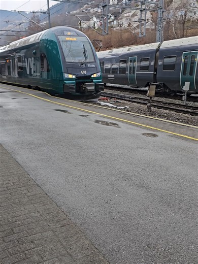 Caught a glimpse of Norwegian Railway's, whilst on a sking holiday ⛷️ 🇳🇴 . Here we see a train departing Voss Station #train #norway