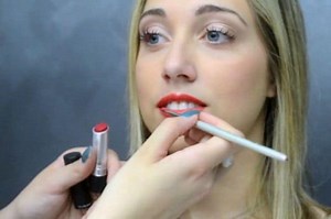 Il tutorial per avere labbra sensuali con il rossetto rosso (VIDEO)