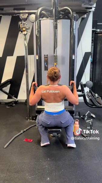 4 exercises for a sculpted back💪🏼 Add these to your back day!! DC: tialucy10 for 10% off @PWR FIT clothing🤍 #gymmotivation #gymgirl #foryoupagе