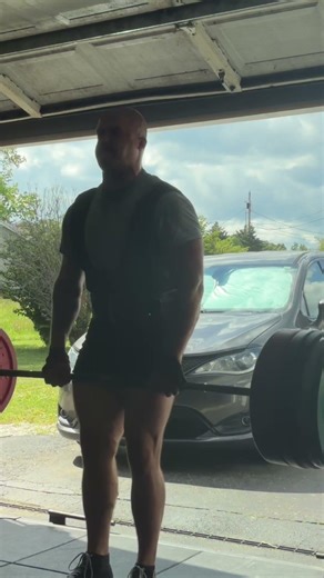 First deadlift session in a suit, speed work with 437.5 for 8x2. #strongman #deadlift #powerlifting