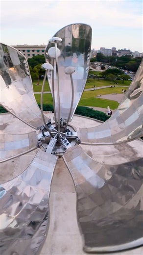 Buenos Aires Ciudad on Instagram: "Así está la Floralis Genérica hoy. Ya se puede disfrutar de este monumento icónico de Buenos Aires, en la Plaza de las Naciones Unidas, luego de su restauración. El trabajo de puesta en valor incluyó la aplicación de técnicas utilizadas en la industria aeroespacial y se realizó en Baradero."