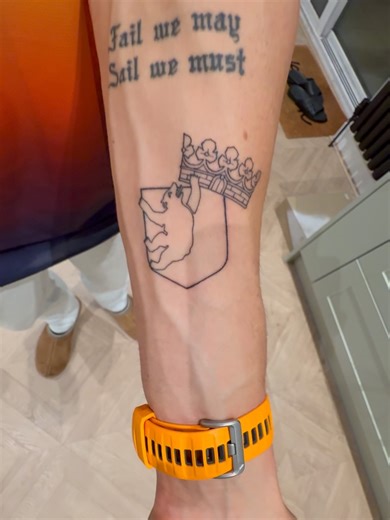 OM on Instagram: "December camera roll so far I suppose! 🎅🤷‍♂️🇪🇸🌲 Few selfies mate, me gunnin it to a finish line, new tattoo, Valencia at Christmas, bitta food, @esncom.uk plug (code OM 20% of everythinggg) & a big old merry Christmas 👍 #runner #marathonrunning #running"