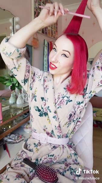 My everyday pinup look! I usually set my hair twice a week to keep these curls looking fabulous. ♥️ #pinup #pinuphair #glamour #tipsandtricks #hairtutorial