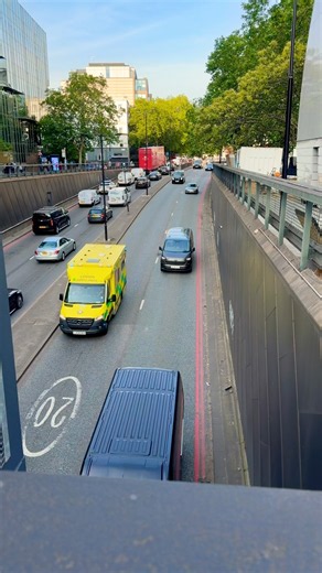🚨 London Ambulance Racing to an Emergency
