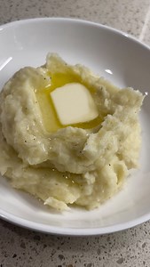 A classic!! This is the best way to make mashed potatoes that will pair perfectly with gravy, and the rest of your thanksgiving feast😋 Full recipe below⬇️ Buttery Fluffy Mashed Potatoes Recipe: Ingredients: - 4lbs Yukon gold potatoes - 1 1/2 sticks butter cut into tablespoons - 4oz cream cheese - 1/2 cup sour cream - 1/4 cup whole milk - Salt and pepper to taste How to make 1. Peel and cut your potatoes into fourths 2. Add potatoes to a large pot with water and a few sprinkles of salt, and brin