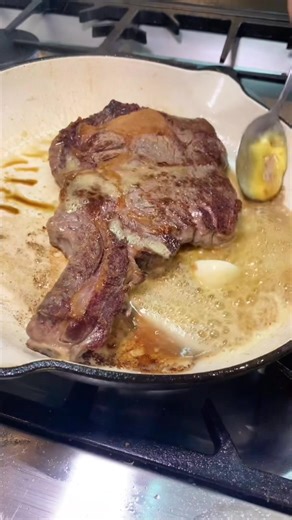 Teamwork makes the dream work #teamwork #food #garlicbread #egg #steak #cheese #chicken #caramelisedonion #burger #compilation