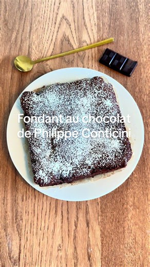 Cakounet de Philippe Conticini (fondant au chocolat): INGRÉDIENTS: •105g de chocolat noir 70% •55g de chocolat au lait •125g d’oeufs (= 2 ou 3 œufs selon la taille) •65g de sucre •120g de beurre •45g de farine •20g de farine de châtaigne (peut être remplacé par de la farine classique) •Fleur de sel INSTRUCTIONS: 1️⃣ Dans un grand récipient, mélange les œufs avec le sucre et le sel 2️⃣ Ajoute le beurre fondu, puis les 2 chocolats fondus; mélange bien 3️⃣ Enfin, ajoute les farines. Mélange une der
