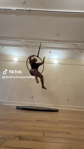 This was so fun to do and surprisingly not at all painful #fyp #lyra #beginnerlyra #aerialhoop #aerial