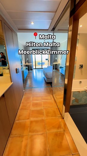 ✨ Willkommen im Hilton Malta – wo mediterranes Lebensgefühl auf Luxus trifft! 🌊🇲🇹 In meinem neuen Wheel zeige ich dir das traumhafte Meerblickzimmer – der perfekte Ort, um aufzuwachen und direkt aufs glitzernde Mittelmeer zu schauen. 🛏️☀️🌴 👉 Wer von euch wäre jetzt gerne hier? | Besser Urlauben