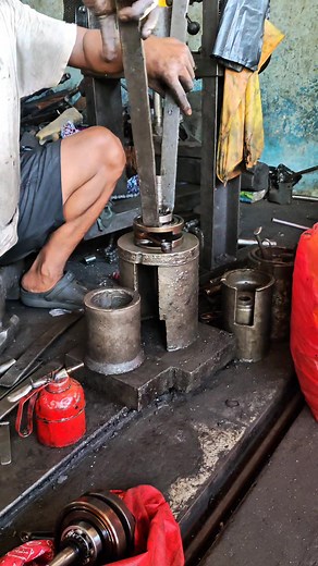 208K views · 1.7K reactions | Simple Method to Remove a Crankshaft Bearing #Crankshaftassembly #EngineBuild #MechanicLife | Mechanic Docktor New | Facebook