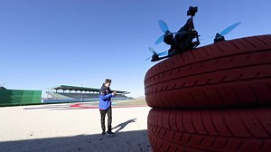 FPV无人机可以击败F1赛车吗？