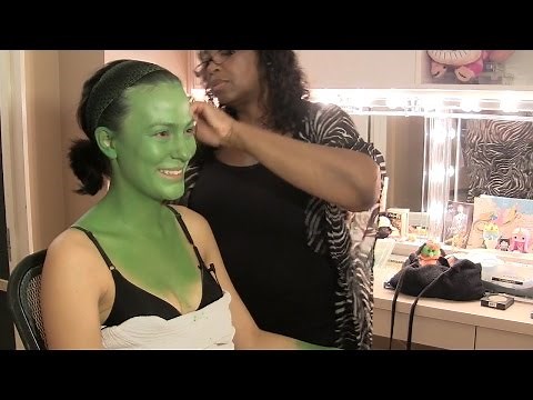 How 'Wicked' actor transforms into the green witch Elphaba