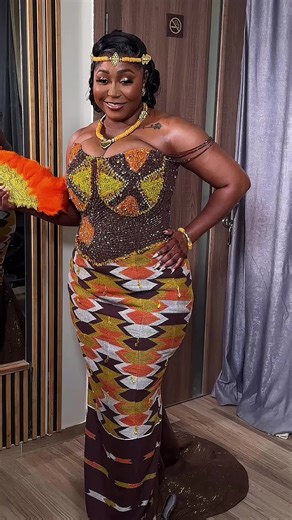 Meet my beautiful and calm bride, Onyameba Ahuofedua 😍 For her traditional wedding look, we created a breathable, clean, radiant skin finish paired with a customised blend of rose gold and orange pigments to complement her kente. Every detail came together for a harmonious, long-wearing finish that lasted throughout her memorable day 🧡🤎✨ Brides Mua: @rendris.makeupartistry_ Photography: @nuel.v_studios