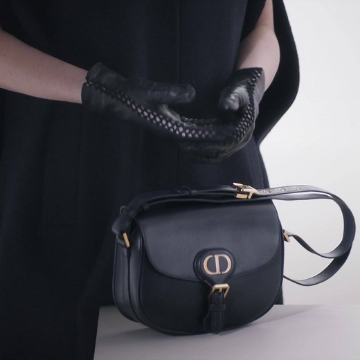 Découvrez le sac ‘Dior Bobby’ de la collection Fall 2020, un nouvel emblématique Dior à la modernité atemporelle, dévoilé ici par l’égérie de la maison Jennifer Lawrence. Rendant hommage au bien-aimé chien de Christian Dior prénommé Bobby, cet accessoire indispensable orné du logo CD signature se décline en trois tailles et dans une gamme de couleurs à découvrir sur notre site. | Dior