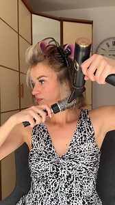 Profesionalni rezultati, sada u vašoj ruci. 💨✨ Rowenta NANO fen za kosu kombinuje snagu i preciznost u ultra-kompaktnom fen formatu. Motor velike brzine stvara protok zraka preko 266 km/h, što znači da sušenje i oblikovanje kose nikada nije bilo brže i jednostavnije. NANO tehnologija stalno kontroliše temperaturu – 1000 puta u sekundi – kako bi kosa bila zaštićena i savršeno oblikovana. Kompaktno, moćno i precizno, ovaj fen donosi profesionalne rezultate kod kuće, sa težinom od samo 300gr. 💁‍♀