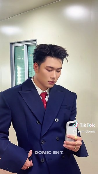 Anh đại sứ @Dương Domic và sự mê mẩn chiếc điện thoại của @realmeVietnam 💛😂 #duongdomic #teamdomic #fyp #viral