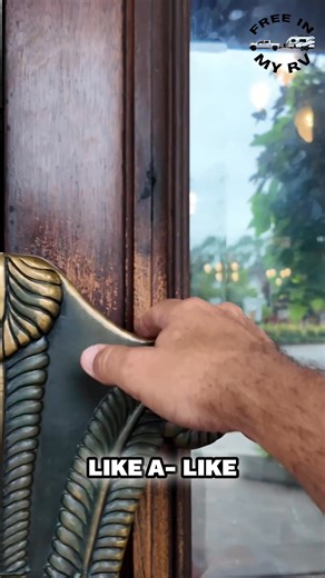 Niagara-on-the-Lake is stunning in the fall. This video captures the town's unique autumn atmosphere, showcasing street scenes, shops, historic buildings, and the iconic Prince of Wales Hotel. It's like stepping back in time. #NiagaraOnTheLake #FallVibes #HistoricTown #PrinceOfWalesHotel #OntarioTravel | Traveling Robert