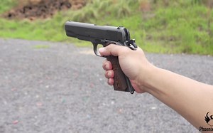 【搬运/没什么字幕可加】春田1911A1 武器欣赏_哔哩哔哩_bilibili