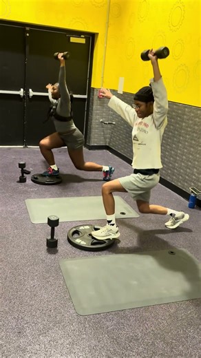 Backwards Lunges. Weight up for the balance ! Keep core strong! #woofitness #workout #gym #fitness