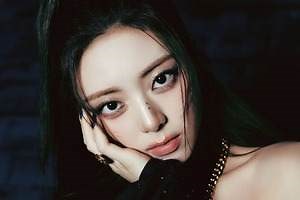 YUNA (ITZY) Profile & Facts - karchives