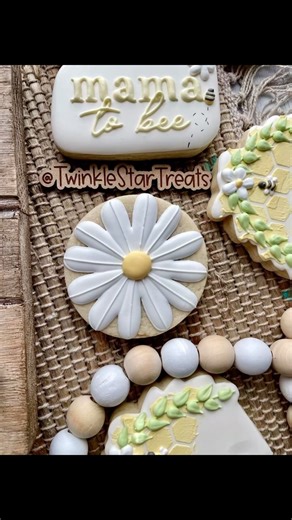 A simple decorated daisy sugar cookie. . . . #daisycookies #flowercookies #daisies #twinklestartreats #cookiesforoccasion #cookiedecorating #cookiereel #decoratedcookies #royalicing #royalicingcookies #edibleart #cookieart #cookiedecorator #cookier #decoratedsugarcookies #instacookies #sugarcookies #sugarcookiesofinstagram #cookies #cookiesofinstagram #cookievideo #oddlysatisfying #satisfyingvideo #houstontx #houstoncookies #cypresstx #cypresscookies #customcookies #cookieartist #sugarcookiemark