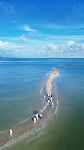 2.6M views · 36K reactions | Temporary Beach Revealed as Water Levels Drop #TidalEffects #SeaLevelChanges #NaturePhenomenon #BeachDiscovery #EnvironmentalScience | Gadget Hive | Facebook