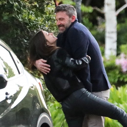 Ben Affleck and Ana de Armas Spotted Kissing During PDA-Filled Walk