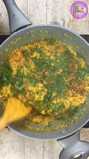 An authentic urad dal recipe made with white gram lentils, onions, tomatoes, and a load of spices. 📖 Full Written Recipe Here:https://www.cookwithnabeela.com/recipe/daal-mash/ | Cook with Nabeela