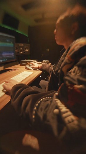 Tiji Jojo on Instagram: "準備万端😤 @bigpapito w/ me 1st Album “FNF” 3/7 配信開始まで残り１週間🔥"