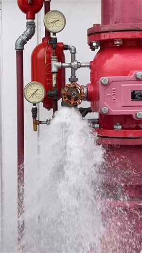 📌Alarm Valve Main Drain Test คืออะไร ? … 🎥จาก VDO ที่เห็นนี้คือ “Main Drain” ที่อยู่ในชุด Alarm Valve (วาล์วสัญญาณของระบบสปริงเกลอร์) กำลังเปิดระบายเพื่อทดสอบ … ▶️Alarm Valve Main Drain Test คืออะไร .. คือการ เปิดวาล์วระบายหลัก (Main Drain Valve) ที่ชุด Alarm Valve/ชุดควบคุมชั้น (Riser/Floor Control) เพื่อดูว่า • แหล่งจ่ายน้ำยัง “มาได้เต็ม” ไหม (ตรวจสภาพ Water Supply) ￼ • วาล์วควบคุมน้ำหลัก “เปิดจริง” ไม่ได้เผลอปิด/ปิดไม่สุด (Control Valve Open) ￼ • ค่าแรงดันก่อน-ระหว่างไหล (Static/Residual Pr