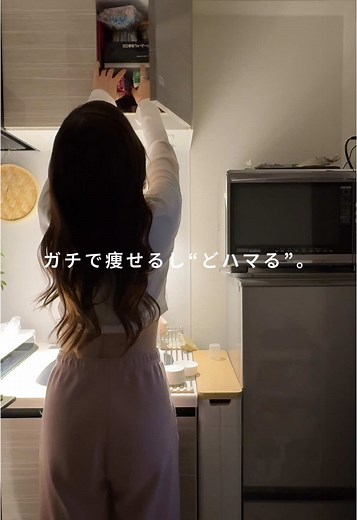 豚肉はビタミンB群が豊富で ⭐️糖質の代謝を助ける ⭐️疲労回復 などの効果があるよ☻ 脂身が少ないロースやももがおすすめ！ 豚コマなら赤身が多いものを◎ =================== 1️⃣無限豚もやえのきサラダ ◯豚肉 ◯もやし ◯えのき ◯小ネギ ◯醤油 大さじ2 ◯みりん 大さじ2 ◯ごま油 大さじ1/2 ◯ごま適量 ◯おろしにんにく 2cmほど ①耐熱容器にもやし、えのき、豚肉を入れてラップをし、600W5分(足りなければ追加) ②水気を軽く切り、調味料をすべて混ぜてかけて、小ネギをのせて完成 =================== 2️⃣レンチン豚角煮サラダ ◯豚肉ロース薄切り ◯半熟ゆで卵 ◯しょうゆ 大さじ3 ◯みりん 大さじ2 ◯酒 大さじ2 ◯しょうがチューブ 少々 ◯甘味料 小さじ1 ◯小ネギ ◯お好きなベースの野菜 ◯あればキノコ ①豚肉を一枚ずつ広げて塩を振り、折りたたむ ②調味料を全て混ぜてかける ③キノコも入れる ④600W1-2分レンチン ⑤一度取り出して裏返す ⑥600W30秒〜1分レンチン ⑦野菜の上に盛り付けて完成 ===========