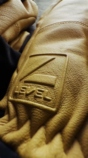 Built for deep days and big lines 🏔️❄️ The Rover Mitt is all about warmth where it counts and comfort that lasts—waterproof goat leather, Membra-Therm Plus protection, and multilayer @primaloft keeping your hands dry, breathable, and ready for more laps. Short cuff, clean fit, zero distractions. A true icon in black 🖤 or stand out in yellow & black when the powder hits 💛 Find yours now at levelgloves.com 🔗 LINK IN BIO