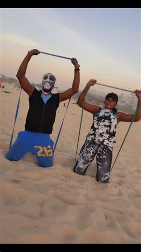 Entraînement en groupe à la plage 🏖️🔥 Travail intense avec des élastiques résistants : jambes, bras, gainage… tout le corps est sollicité 💥 Le sable rend chaque mouvement plus dur, plus efficace 💪 Pas d’excuses, juste de la discipline, de la sueur et du progrès.