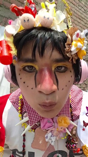 aufit wachafo super kiut👁👁👁🌸,les invite cordialmente 🧘‍♀️ a ver cada detallito, de me hiso tardee 😭 aufit: paleta de color: 🫀🏵🥟🌸 inspiracion: no mas dije pues voy usar este polo del flop y ya se me ocurrio esta idea de rey y asi 🤤 meik ap: me puse una sombra dorada y la nariz roja para que vaya acorda a la paleta y el clasico deliniado de chita 🦄👽🌸 cantidad de capaz: parte de abajo: 4 parate de arriba: 3 ocacion: centro de lima a comprar mis wachaferias 😛 #huachafismo #fyp #cerru 