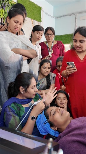 Avan Makeup Academy on Instagram: "Hydra Facial Demonstration Class by Sreevani Mam ✨ Our students learning professional Hydra Facial treatment through live demonstration with step-by-step explanation. From skin analysis to deep cleansing, exfoliation, hydration, and glow-boosting techniques — every step is taught practically for salon-ready confidence 💆‍♀️💧 🎓 45 Days Professional Course Includes: 1️⃣ 15 Days Beautician Training ▪️ Hydrafacial ▪️ Facials ▪️ Warts Removal ▪️ Skin & Haircare ▪️